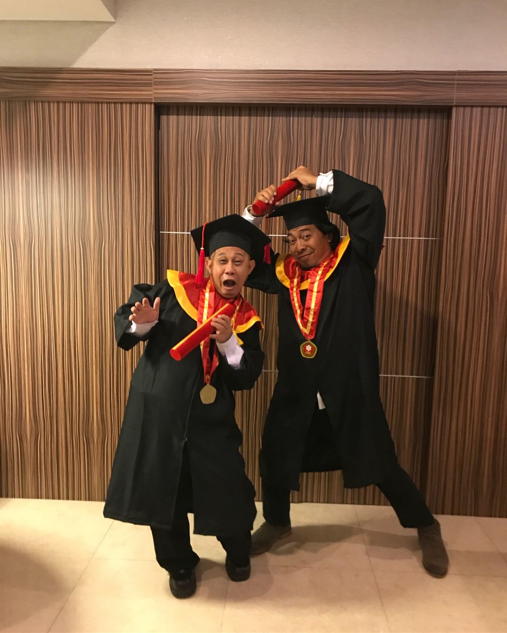 Sah jadi sarjana, ini 7 gaya kocak Komeng saat rayakan wisuda