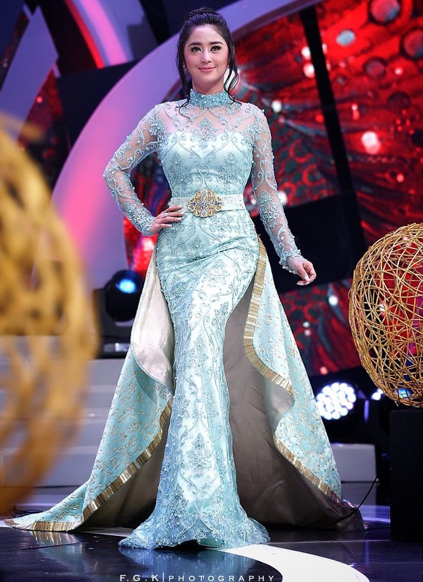 10 Pesona Dewi Perssik dengan balutan mermaid dress, anggun banget