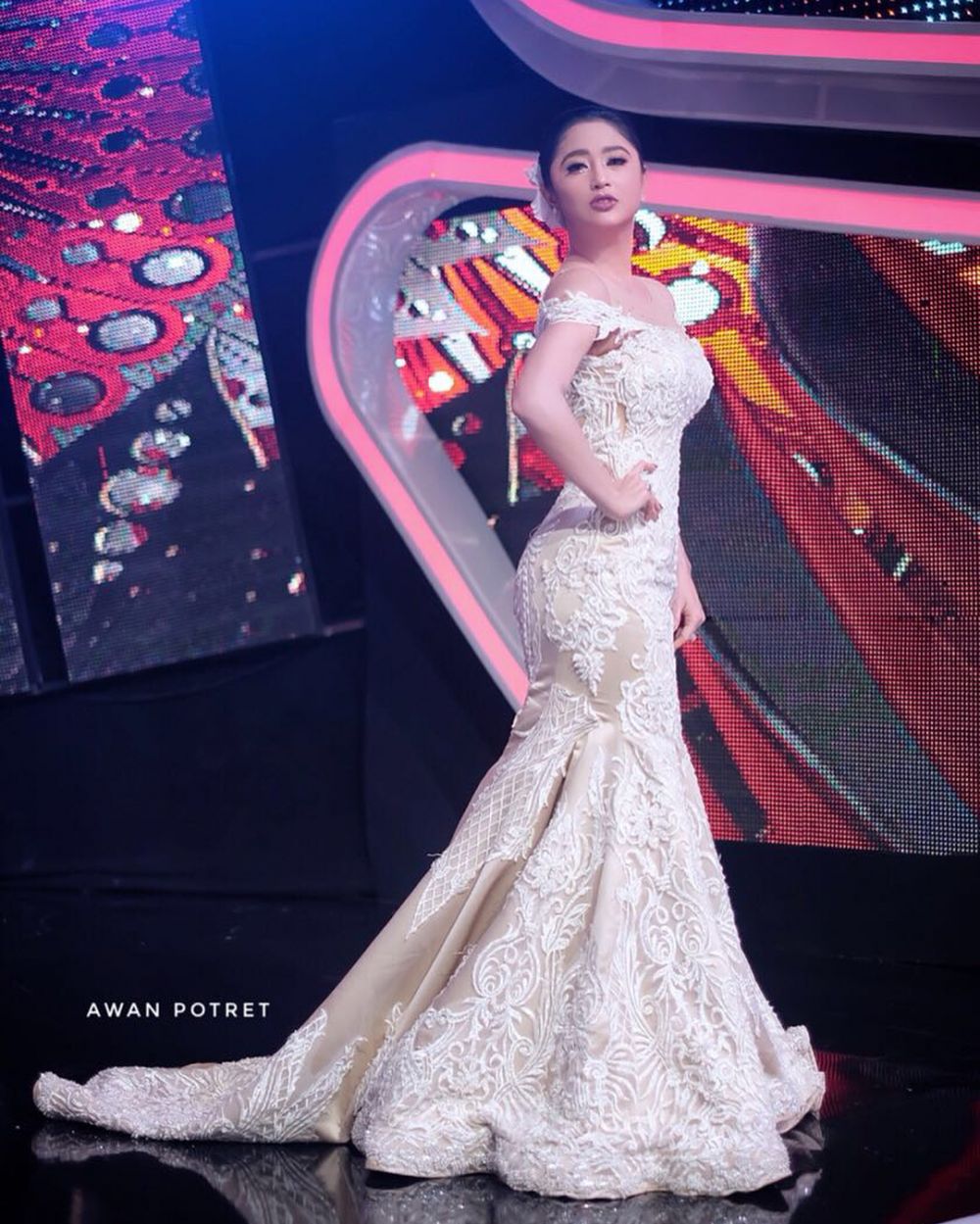 10 Pesona Dewi Perssik dengan balutan mermaid dress, anggun banget