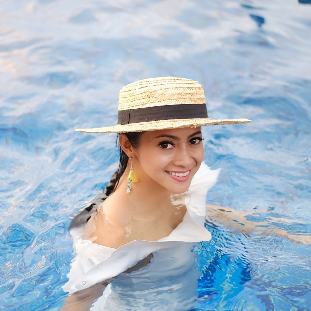 10 Potret Rini Yulianti saat main air, pesonanya tetap jernih