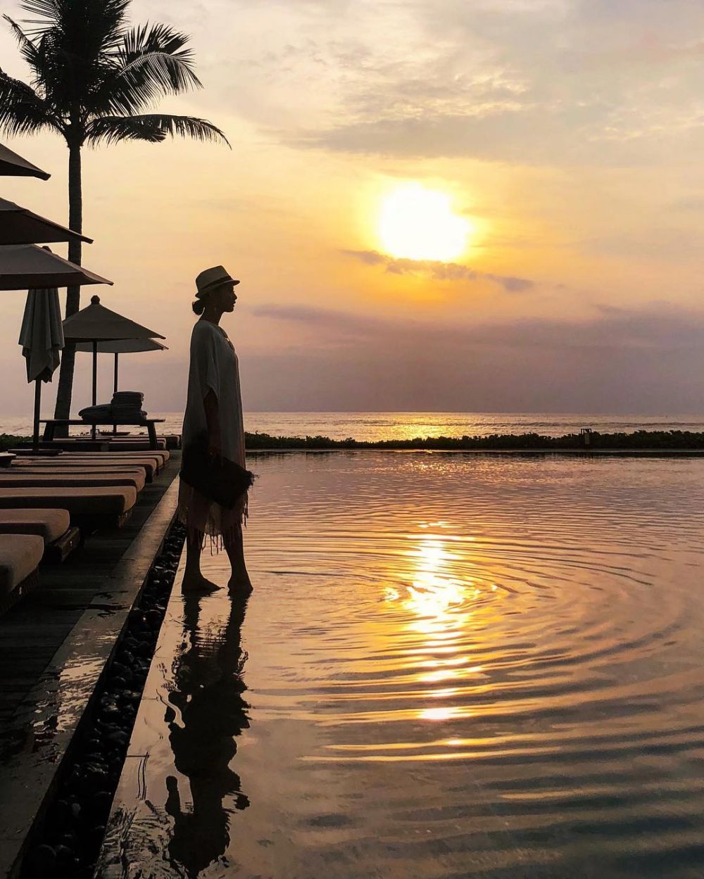 10 Potret Rini Yulianti saat main air, pesonanya tetap jernih