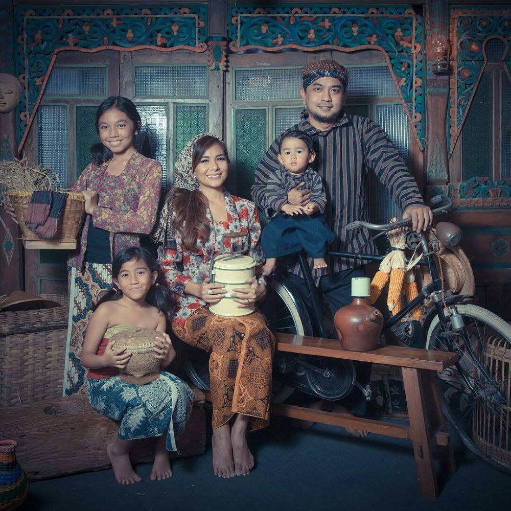 5 Inspirasi pemotretan keluarga seleb bertema adat Jawa, kental budaya