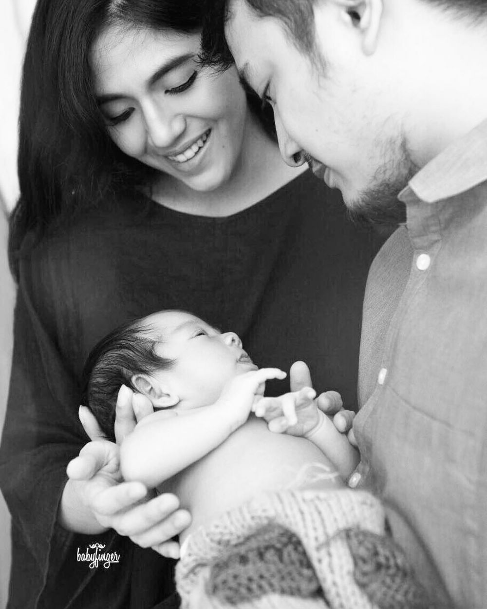 Jadi mama muda, ini 10 potret DJ Una saat asuh buah hatinya