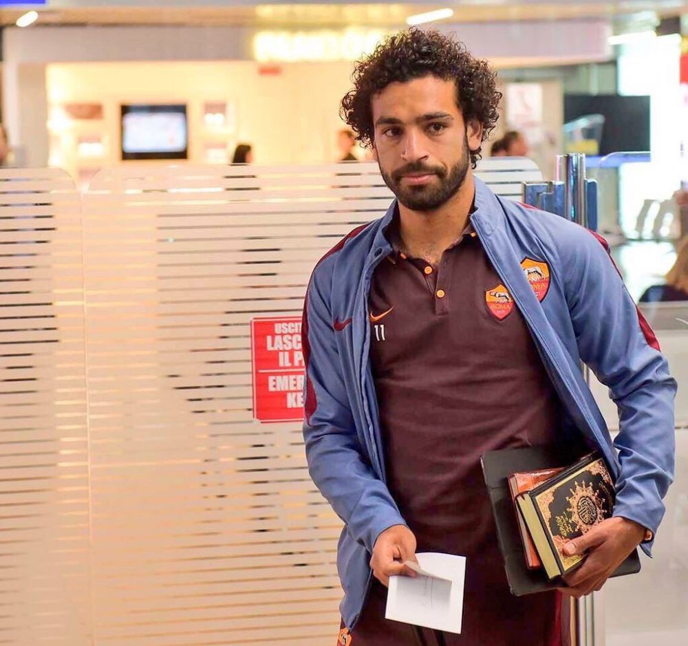 8 Pesona Mohamed Salah saat di luar lapangan, baca Alquran di pesawat