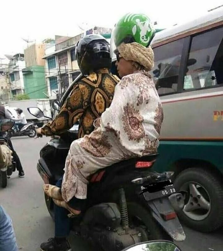 Lagi, gaya 10 orang Indonesia pakai helm ini bikin tepuk jidat