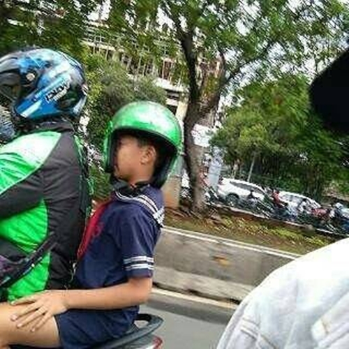 Lagi, gaya 10 orang Indonesia pakai helm ini bikin tepuk jidat