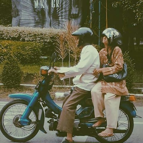 Lagi, gaya 10 orang Indonesia pakai helm ini bikin tepuk jidat