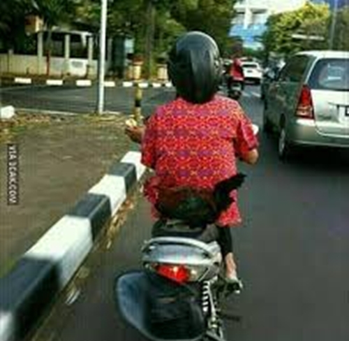 Lagi, gaya 10 orang Indonesia pakai helm ini bikin tepuk jidat