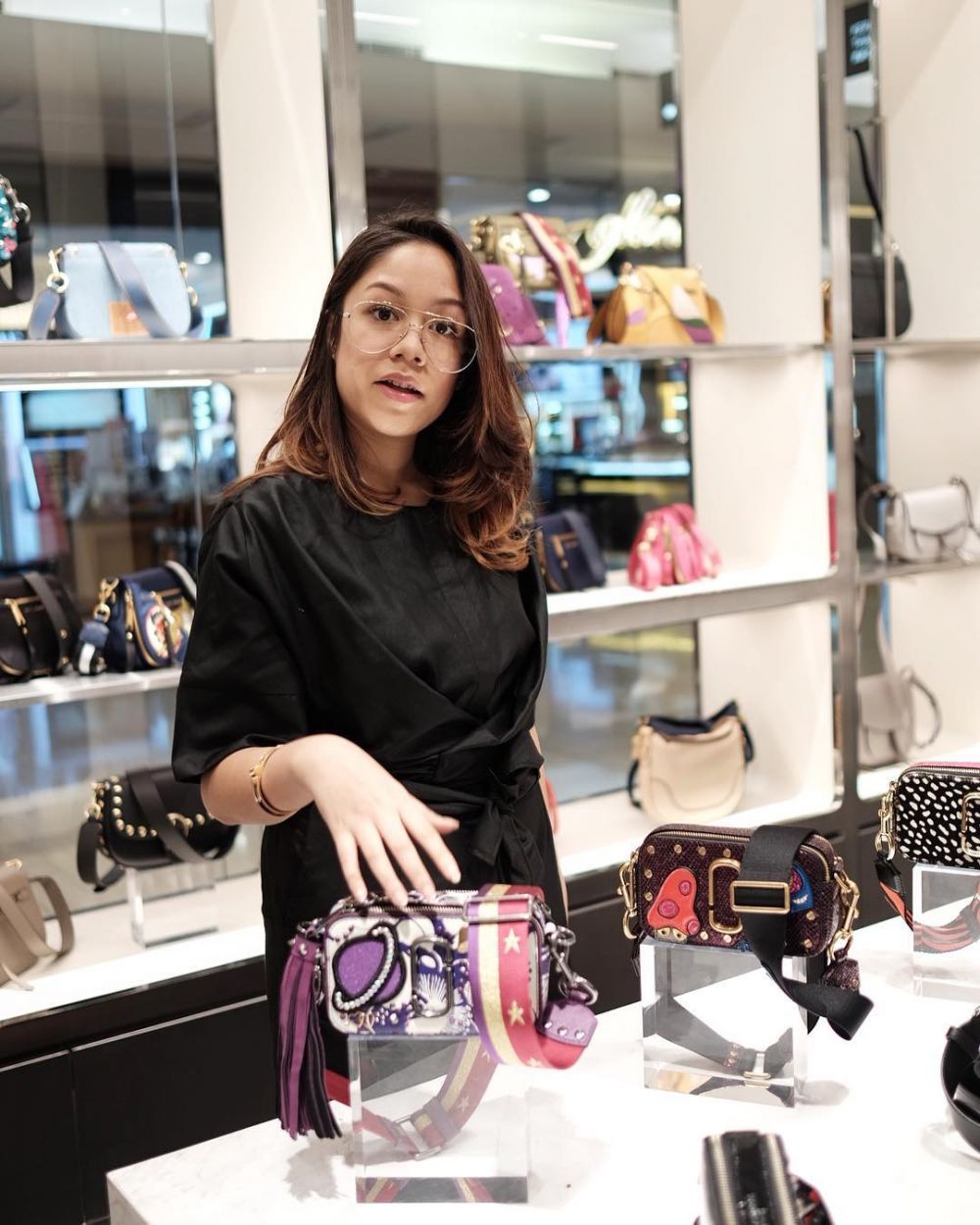 10 Potret Athena Thalia, sosialita muda anak pemilik restoran padang 