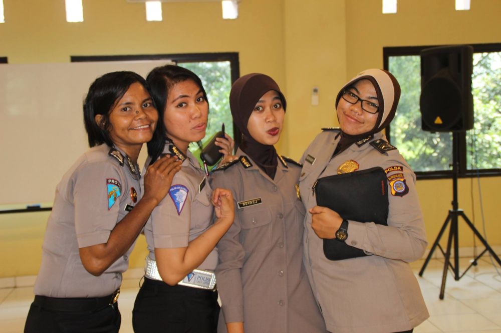 10 Foto Briptu Nova, polwan yang saksikan pernikahannya via video call