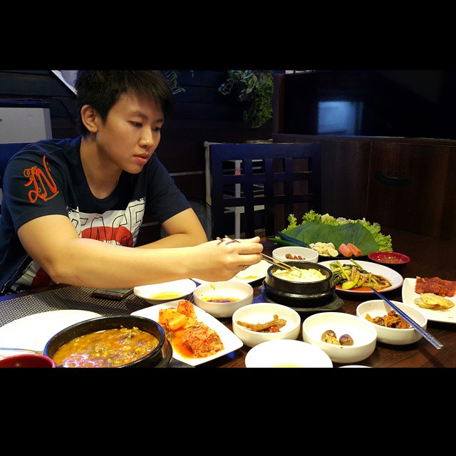 5 Aksi Liliyana Natsir berburu kuliner, makan sotonya lahap banget