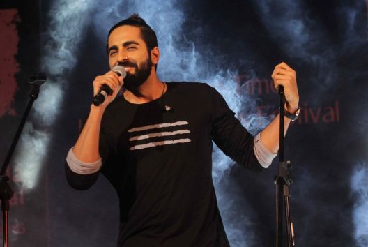 Bukan lipsync, 5 aktor Bollywood ini ternyata punya suara yang merdu