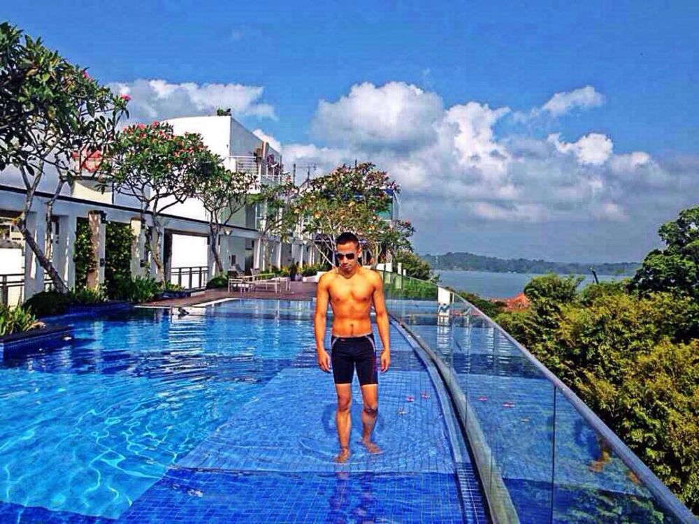 10 Potret ganteng Fattah Riphat, suami Poppy Bunga yang bertubuh kekar