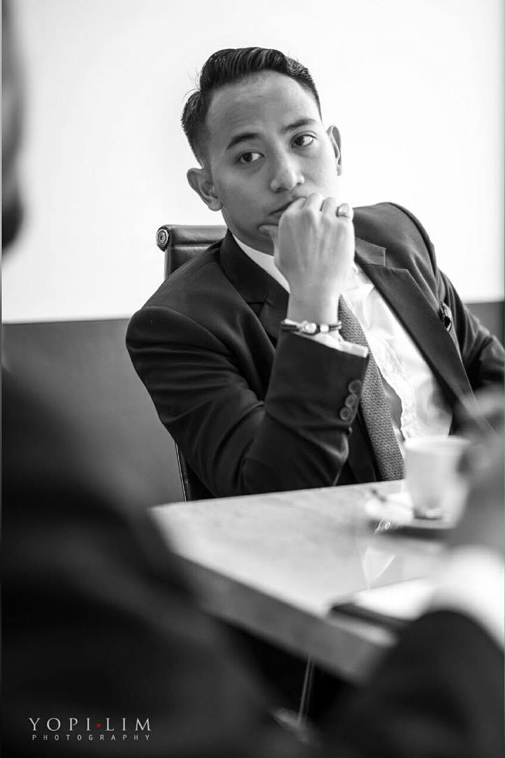 10 Potret ganteng Fattah Riphat, suami Poppy Bunga yang bertubuh kekar