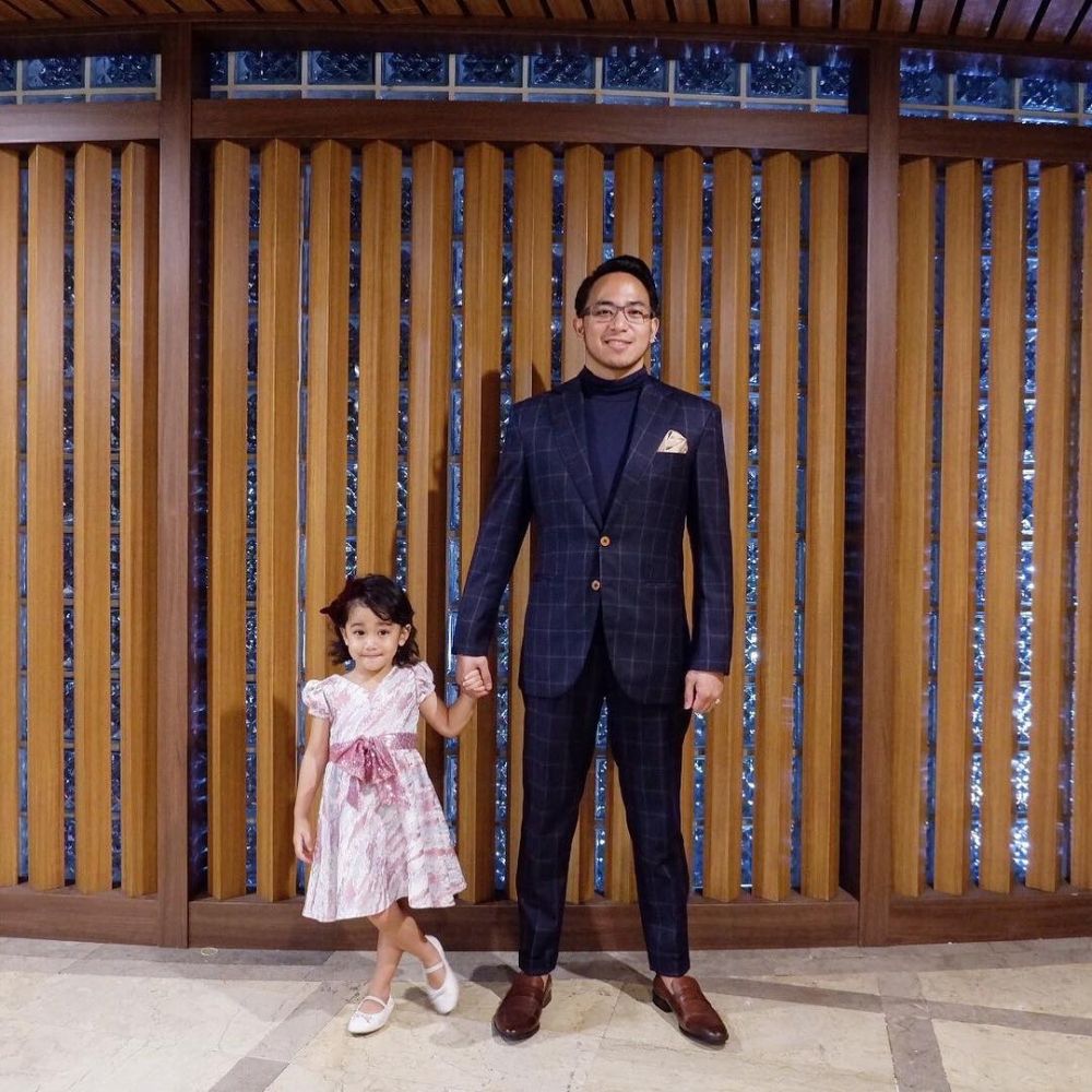 10 Potret ganteng Fattah Riphat, suami Poppy Bunga yang bertubuh kekar