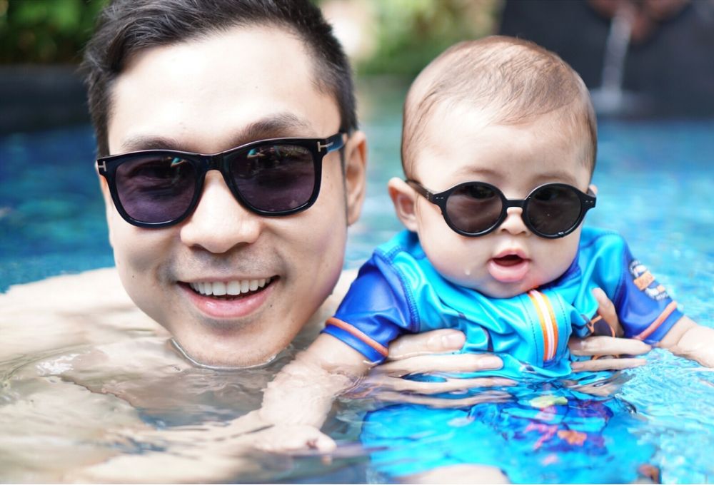 Bikin gemas, begini 9 gaya anak Sandra Dewi pakai kacamata hitam 