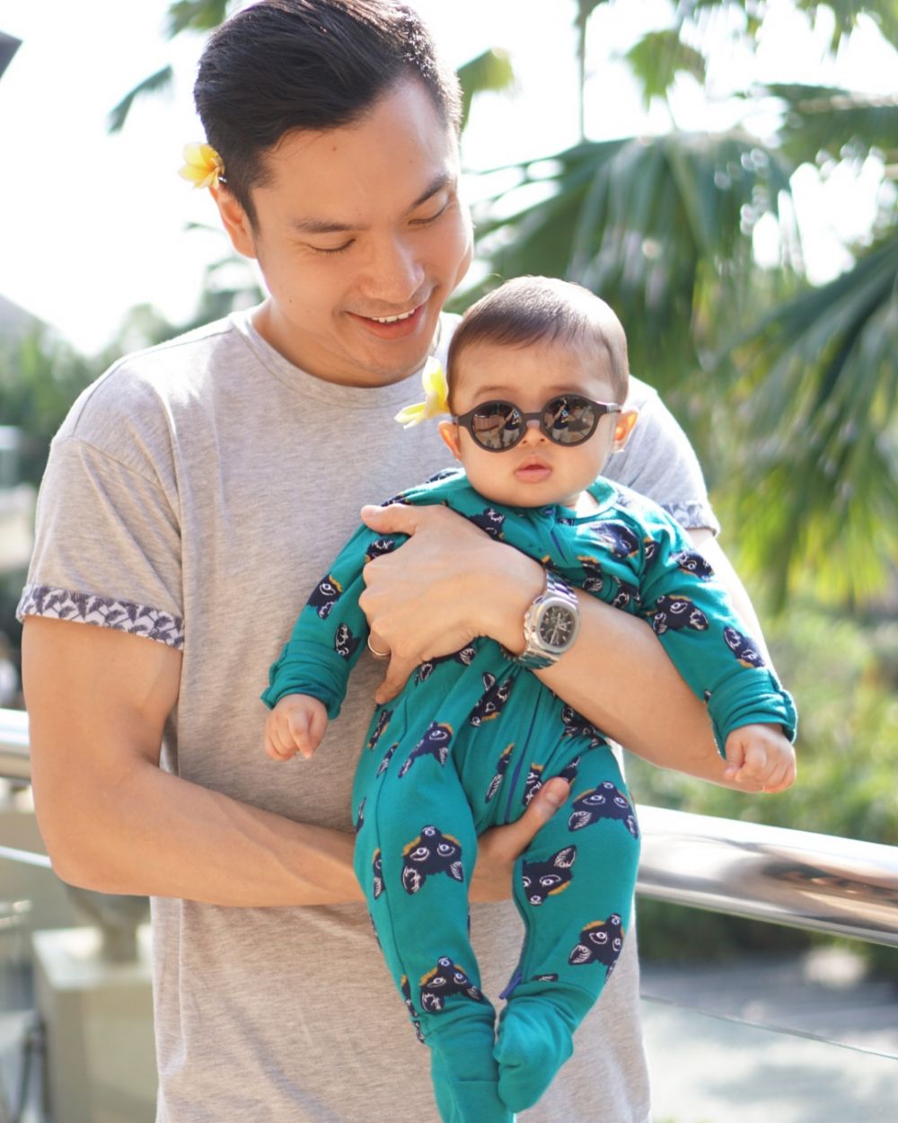 Bikin gemas, begini 9 gaya anak Sandra Dewi pakai kacamata hitam 