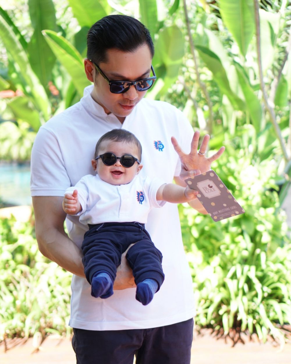 Bikin gemas, begini 9 gaya anak Sandra Dewi pakai kacamata hitam 