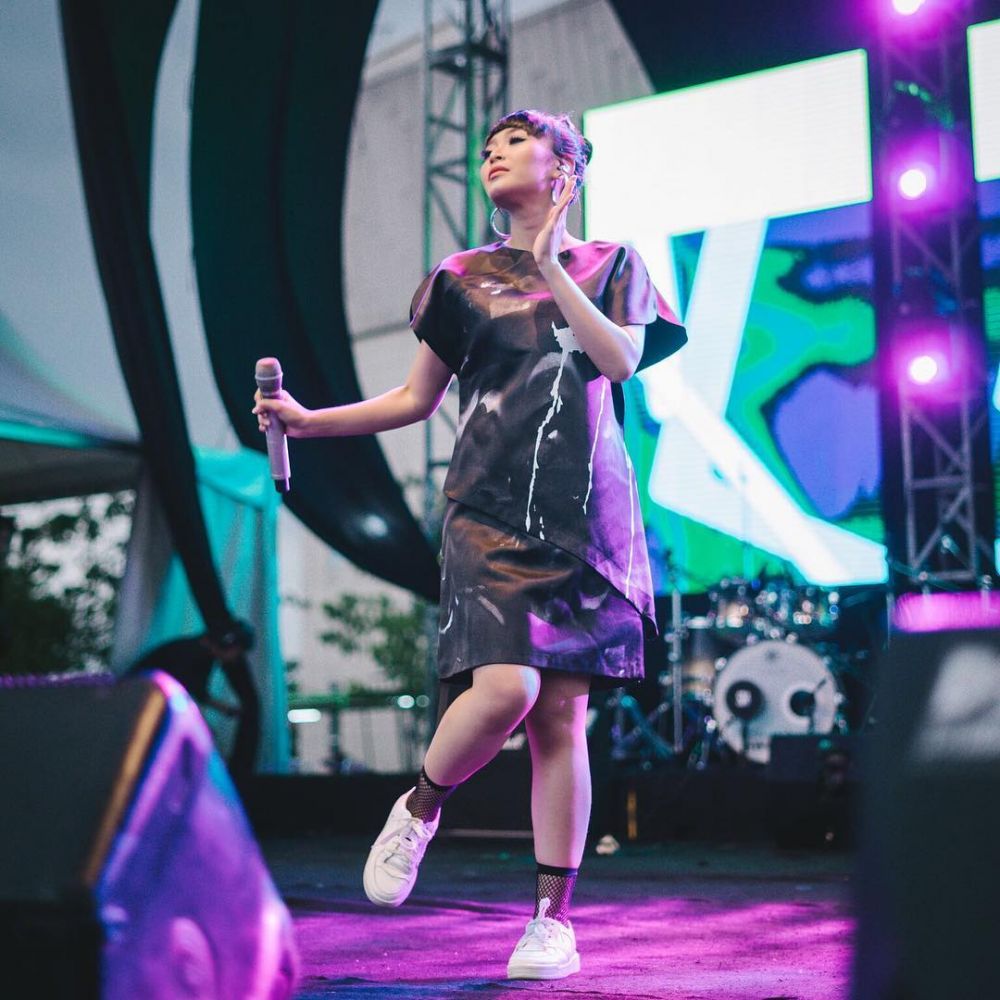 Potret 6 seleb cantik manggung meski tengah hamil besar, tetap enerjik