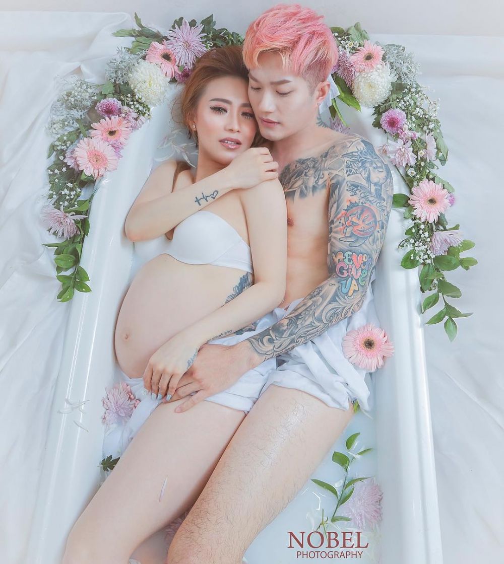 Empat kali foto maternity, ini beda 10 gaya Moa Aeim yang seksi abis