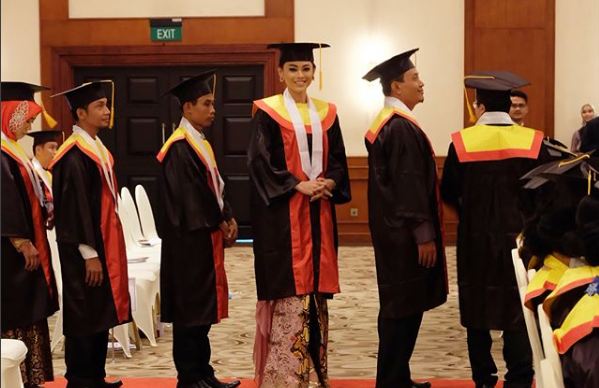 Raih gelar sarjana hukum, ini 8 potret kelulusan Whulandary Herman