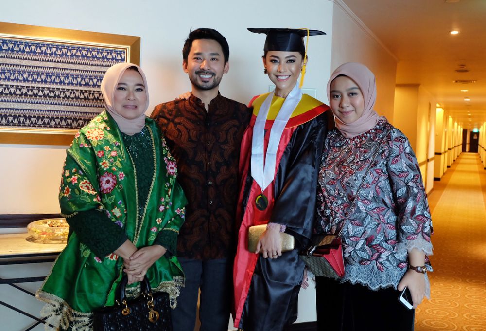 Raih gelar sarjana hukum, ini 8 potret kelulusan Whulandary Herman