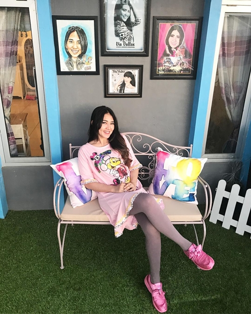 Kerap pakai gaun, 10 gaya casual Via Vallen ini juga tak kalah menawan