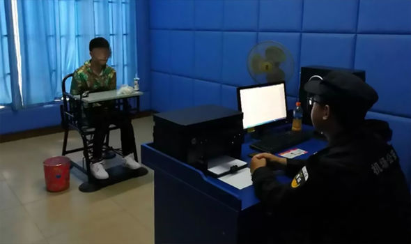 Merasa kepanasan, pria ini nekat buka jendela darurat pesawat