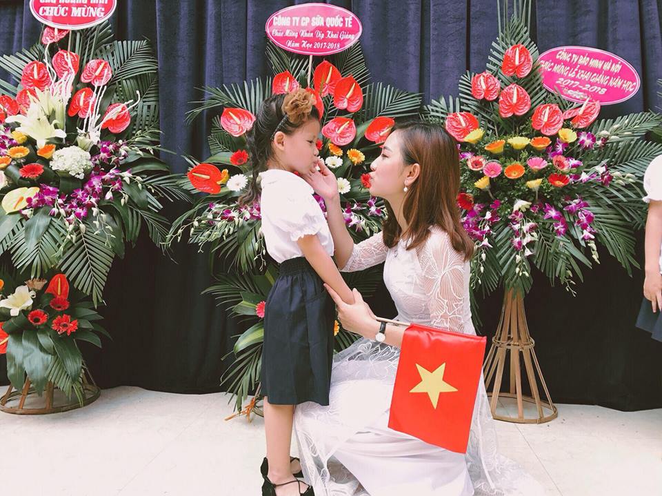 10 Foto cantiknya guru SD ini bikin ayah rela nungguin anaknya sekolah