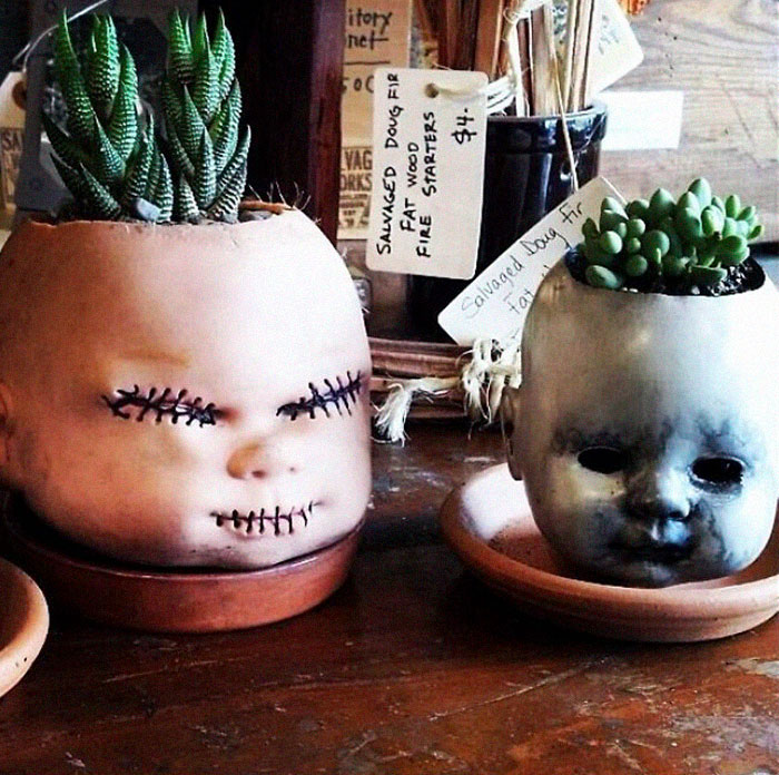12 Potret pot tanaman dari boneka bekas ini bikin bergidik ngeri