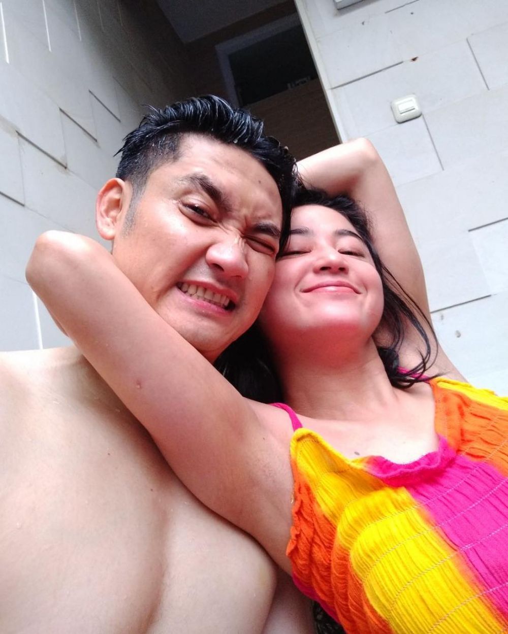 Kerap pamer kemesraan, 5 foto Dewi Perssik & suami ini tuai hujatan 