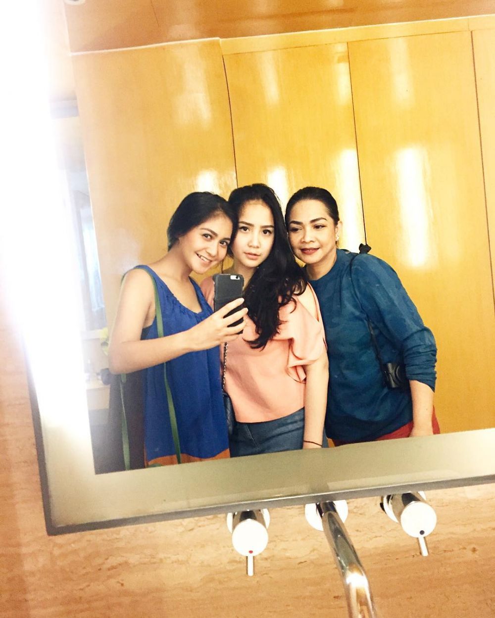 9 Seleb ini ajak adik & kakaknya bikin usaha bareng, sibling goals nih