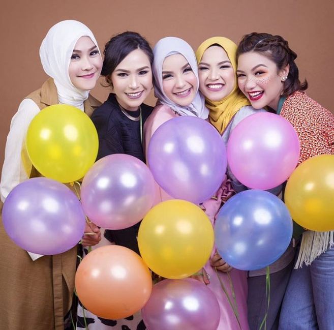 9 Seleb ini ajak adik & kakaknya bikin usaha bareng, sibling goals nih