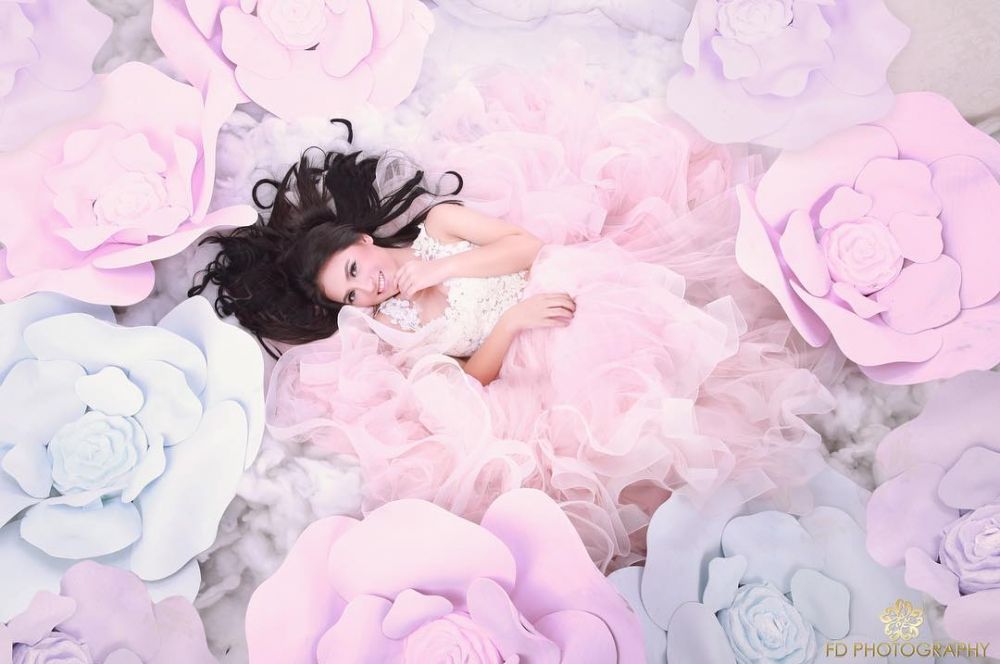 Pesona 6 seleb cantik berpose tiduran di hamparan bunga, seksi abis