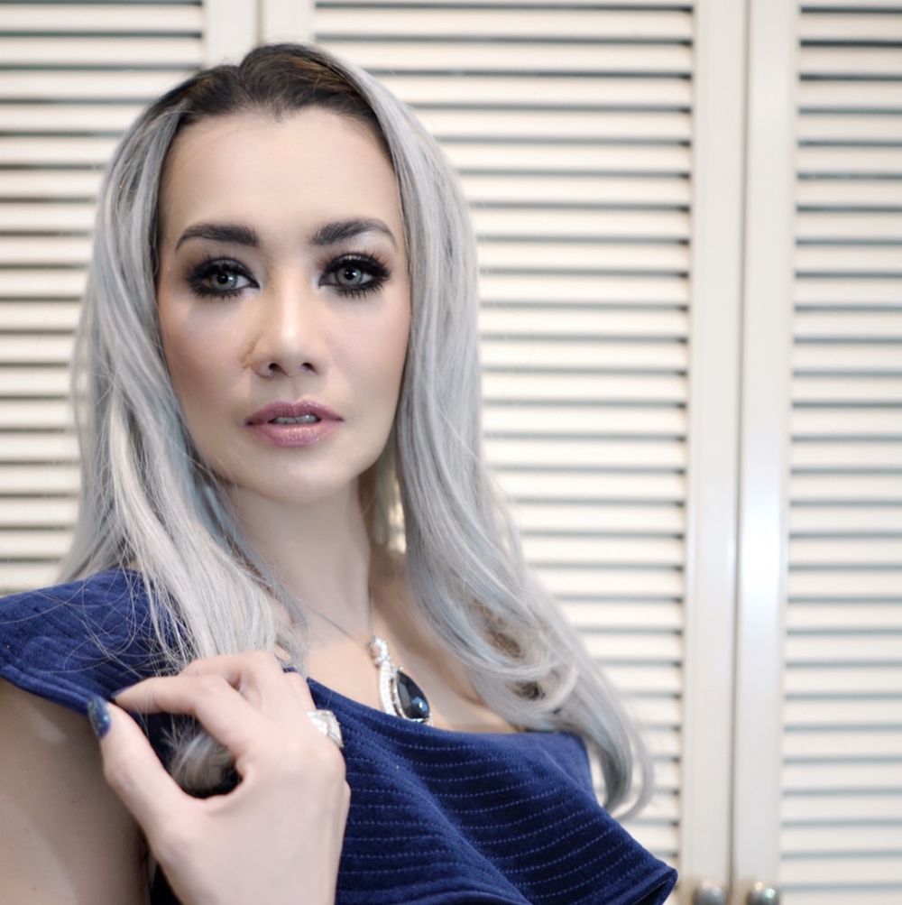 Pesona Reza Artamevia dengan 7 gaya rambut berbeda, modis banget