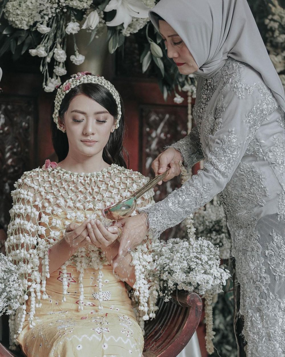 12 Momen haru pengajian dan siraman Anissa Aziza jelang pernikahan