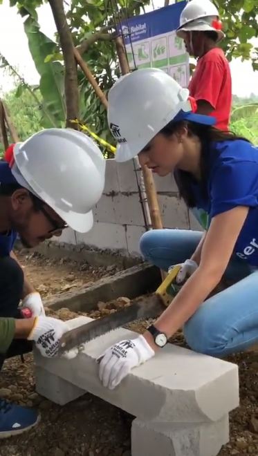 10 Aksi Raline Shah saat jadi kuli bangunan, ada angkat batako besar