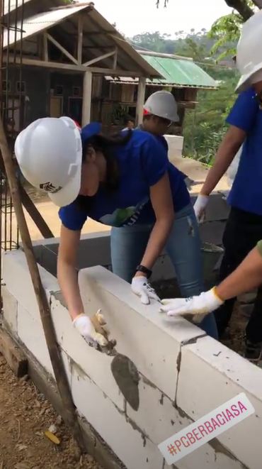 10 Aksi Raline Shah saat jadi kuli bangunan, ada angkat batako besar