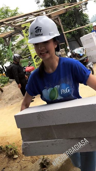 10 Aksi Raline Shah saat jadi kuli bangunan, ada angkat batako besar