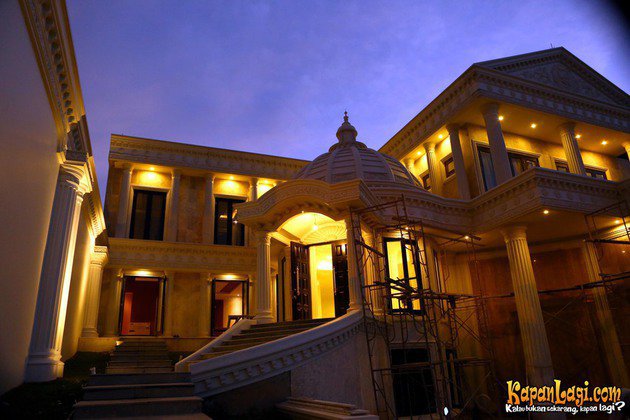 12 Penampakan rumah Anang Hermansyah yang megah bak istana