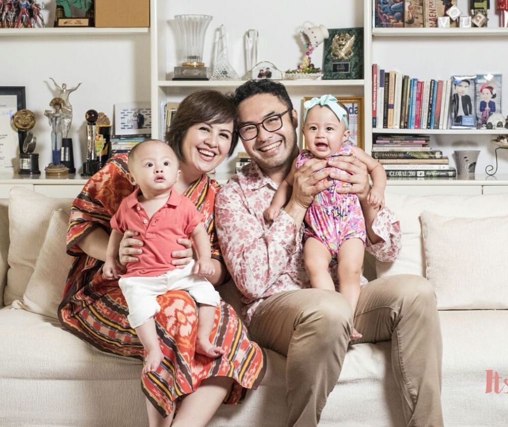 Melahirkan anak pertama, 8 seleb ini dikaruniai bayi kembar