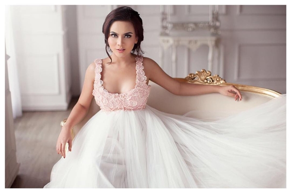 Kerap jadi kontroversi, ini 8 gaya Anggita Sari pamer lekukan tubuh