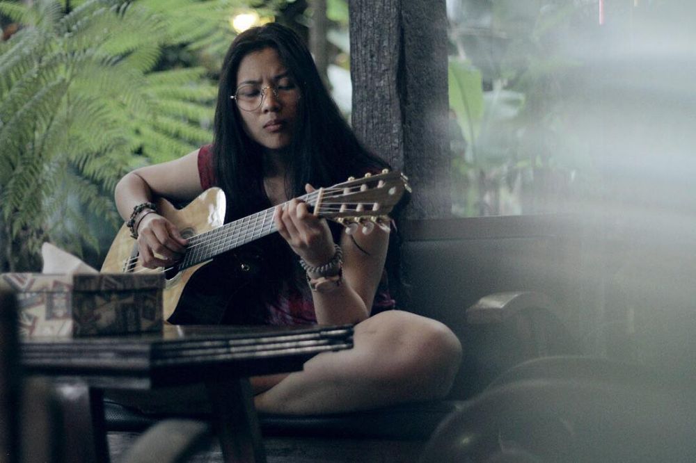 10 Gaya Danilla Riyadi, penyanyi indie yang cantik dan jago main gitar