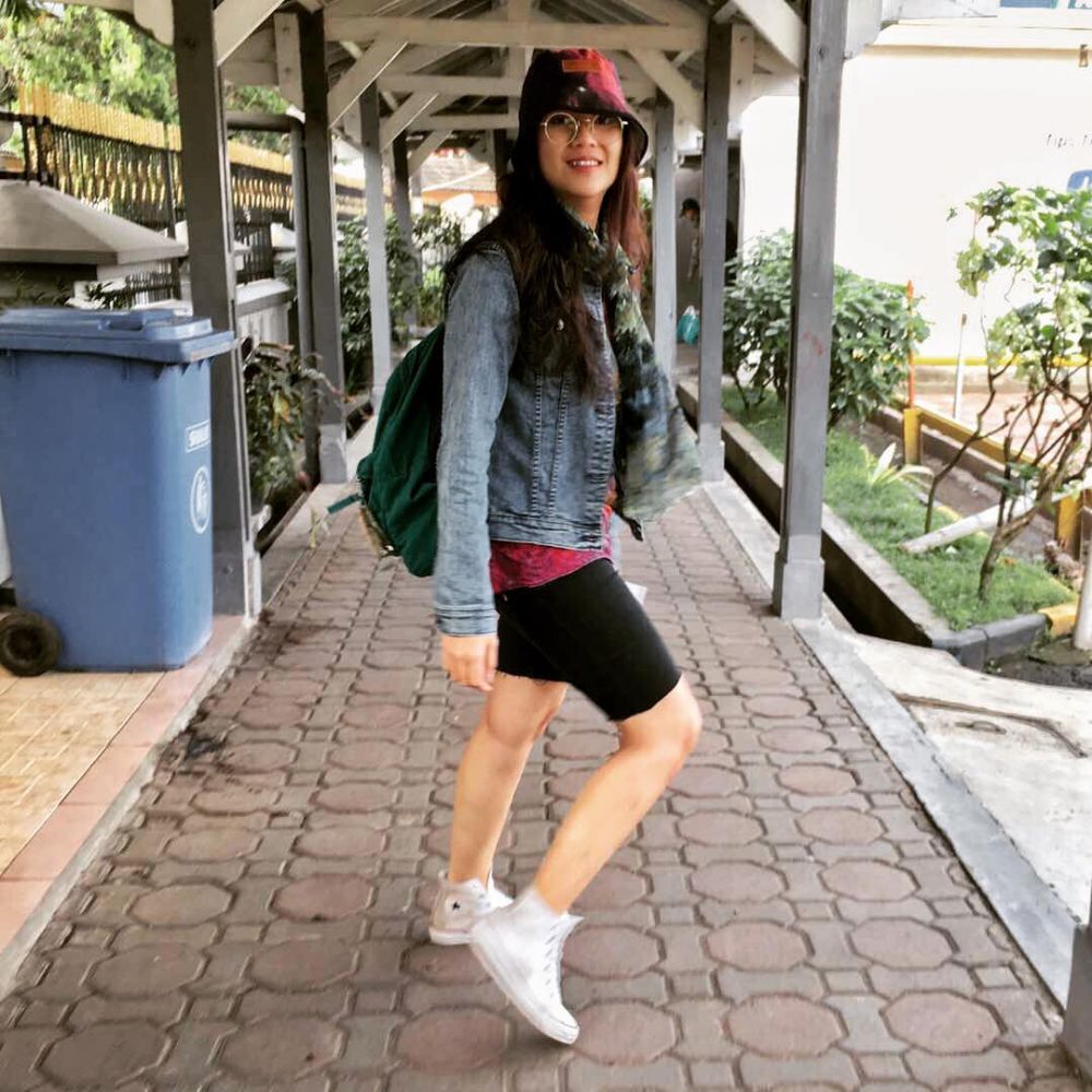 10 Gaya Danilla Riyadi, penyanyi indie yang cantik dan jago main gitar