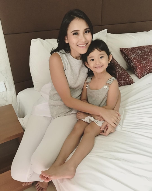 10 Potret Ayu Ting Ting & Bilqis saat kembaran baju, kompak banget nih