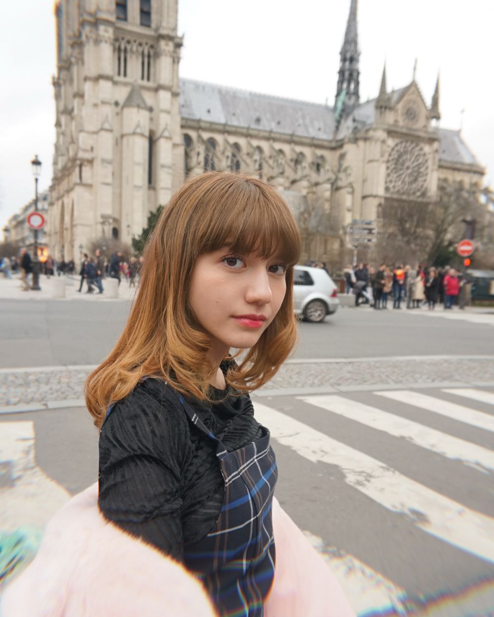 10 Gaya Cassandra Lee dengan gaya rambut blonde, memesona maksimal