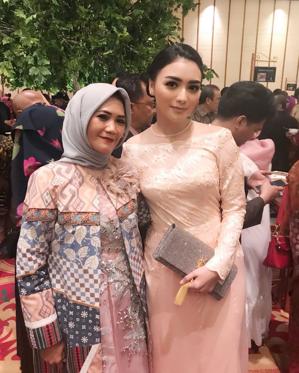 7 Gaya seleb hadiri resepsi Raditya Dika, ada pula komika dan presiden