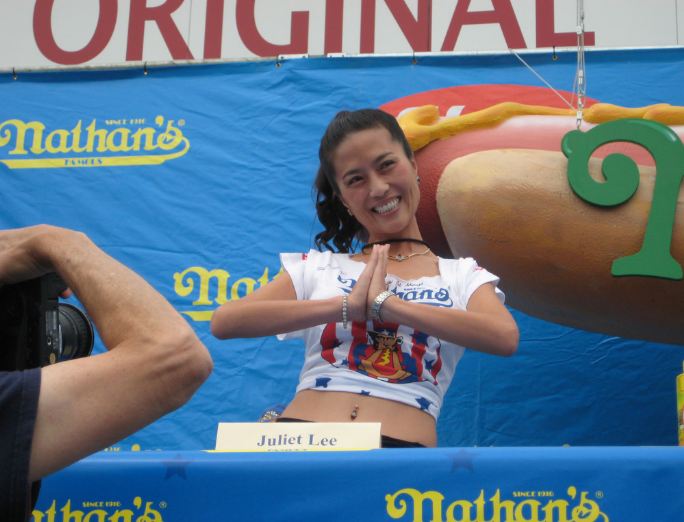 10 Juara makan, ada yang habiskan 66 hotdog dalam 12 menit