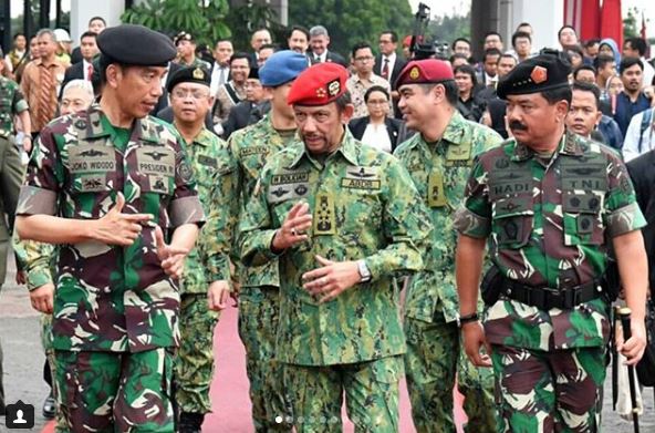 8 Gaya Jokowi sang panglima tertinggi TNI saat kenakan seragam militer
