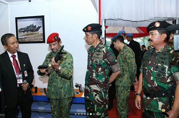 8 Gaya Jokowi sang panglima tertinggi TNI saat kenakan seragam militer